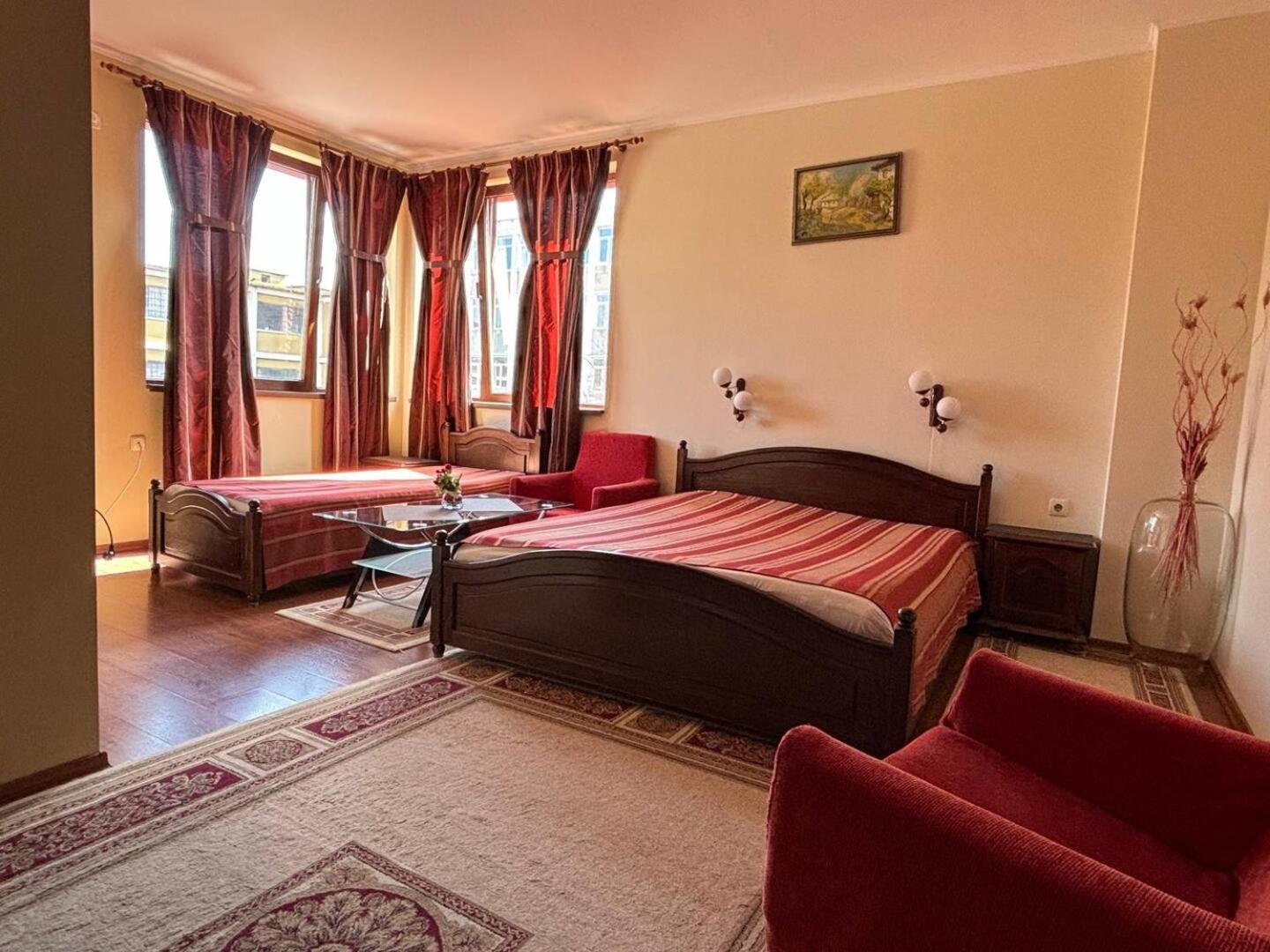 Hotel Rai Trjavna Exteriör bild